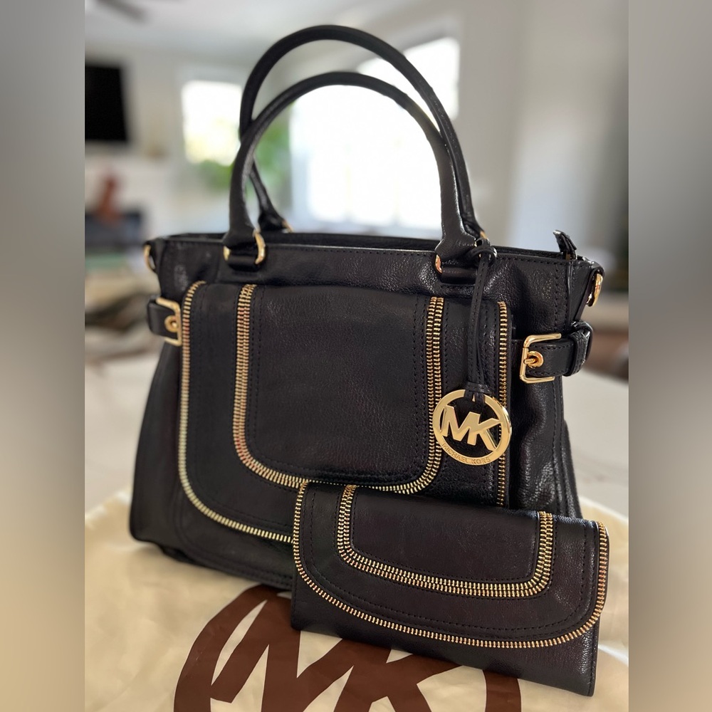 Michael Kors Naomi Navy Large Satchel and Wallet Like New Excellent Condition